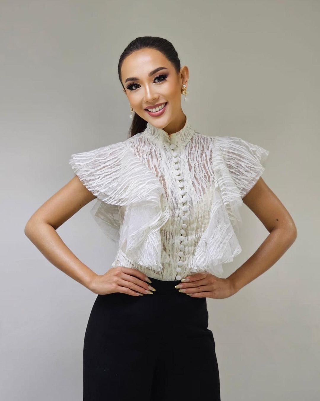 Không chỉ tài năng, Olivia Tan còn ghi điểm với khán giả Việt Nam khi từng thể hiện khả năng nói tiếng Việt. Trước đó, người đẹp Indonesia gây chú ý khi hát ca khúc Sẽ không còn nữa của ca sĩ Tuấn Hưng một cách trôi chảy.