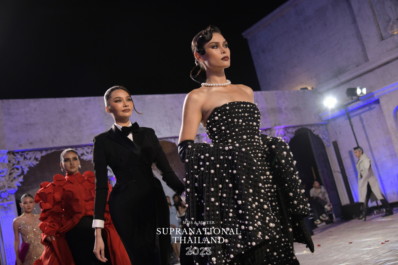 Dàn thí sinh nữ của cuộc thi năm nay cũng gây chú ý với sự xuất hiện của nhiều gương mặt tiềm năng, có nhiều kinh nghiệm thi sắc đẹp như First Wang (Patraporn Wang) - Hoa hậu Liên lục địa 2014 hay Poppy Boonyisa - Á hậu 1 Miss World Thailand 2012.