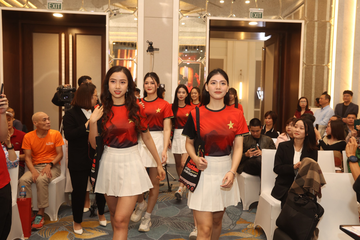 Thay vì công bố như thông thường, bộ racekit của giải Tiền Phong Marathon 2023 được các người đẹp của cuộc thi Hoa hậu Việt Nam 2022 trình diễn ngay trên sân khấu, mang tới sự bất ngờ thú vị cho các vị khách.