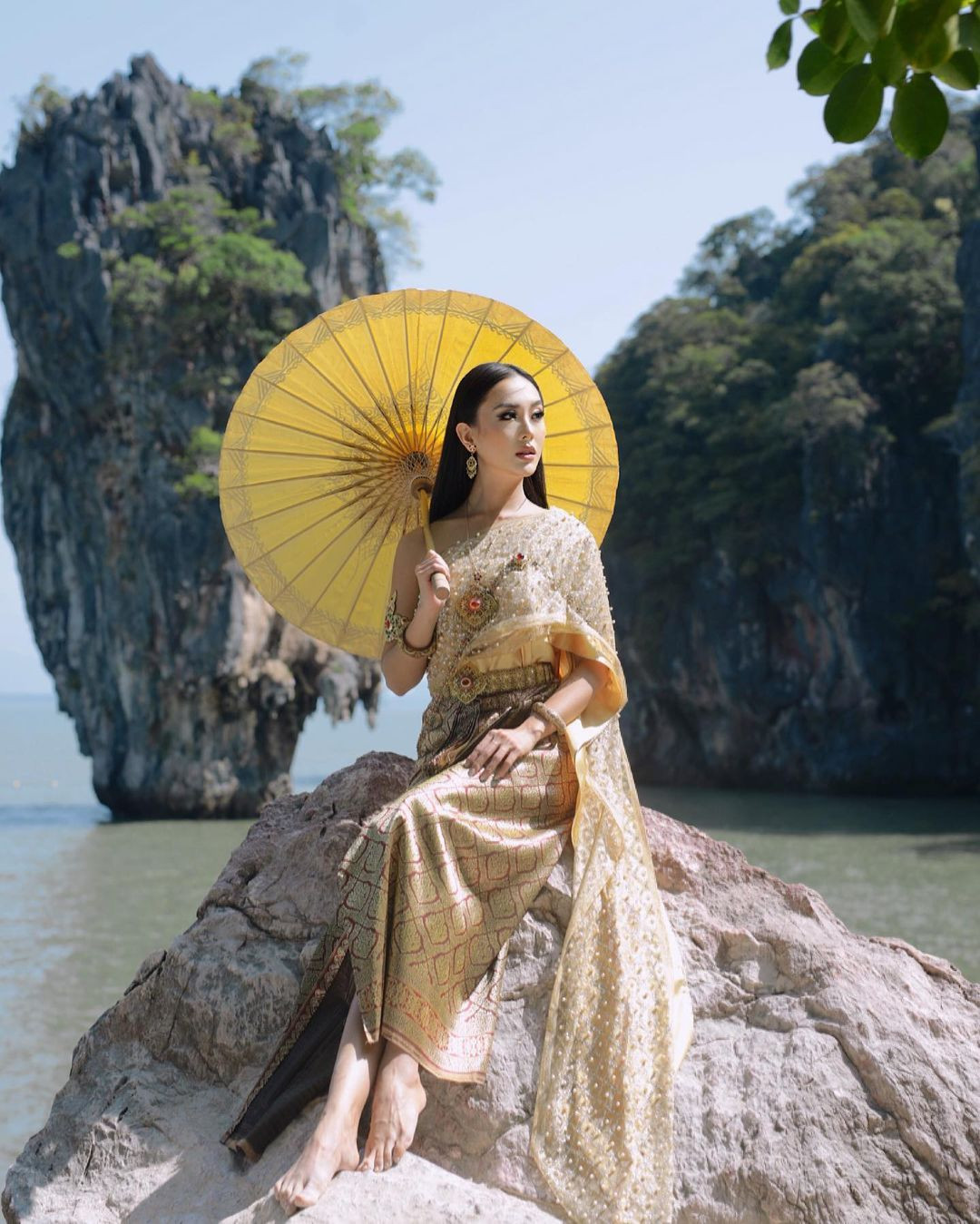 Olivia Tan dịu dàng trong trang phục truyền thống của Thái Lan. Người đẹp cũng đăng tải đoạn video ghi lại trải nghiệm khi du lịch tại hòn đảo nổi tiếng của xứ sở chùa vàng.