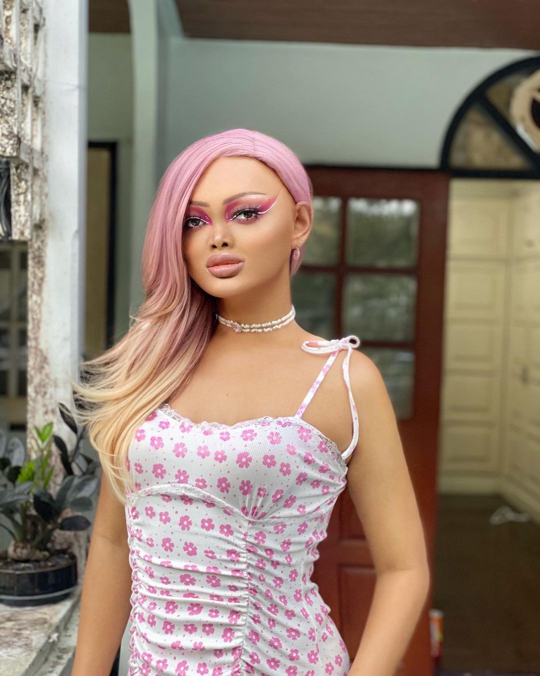 Thái Lan được biết đến là quốc gia cởi mở với cộng đồng LGBT với nhiều sân chơi sắc đẹp dành cho người chuyển giới. Những người chuyển giới ở Thái Lan được cho là có nhiều cơ hội, sân chơi để thể hiện bản thân và sống đúng với con người thật của mình.