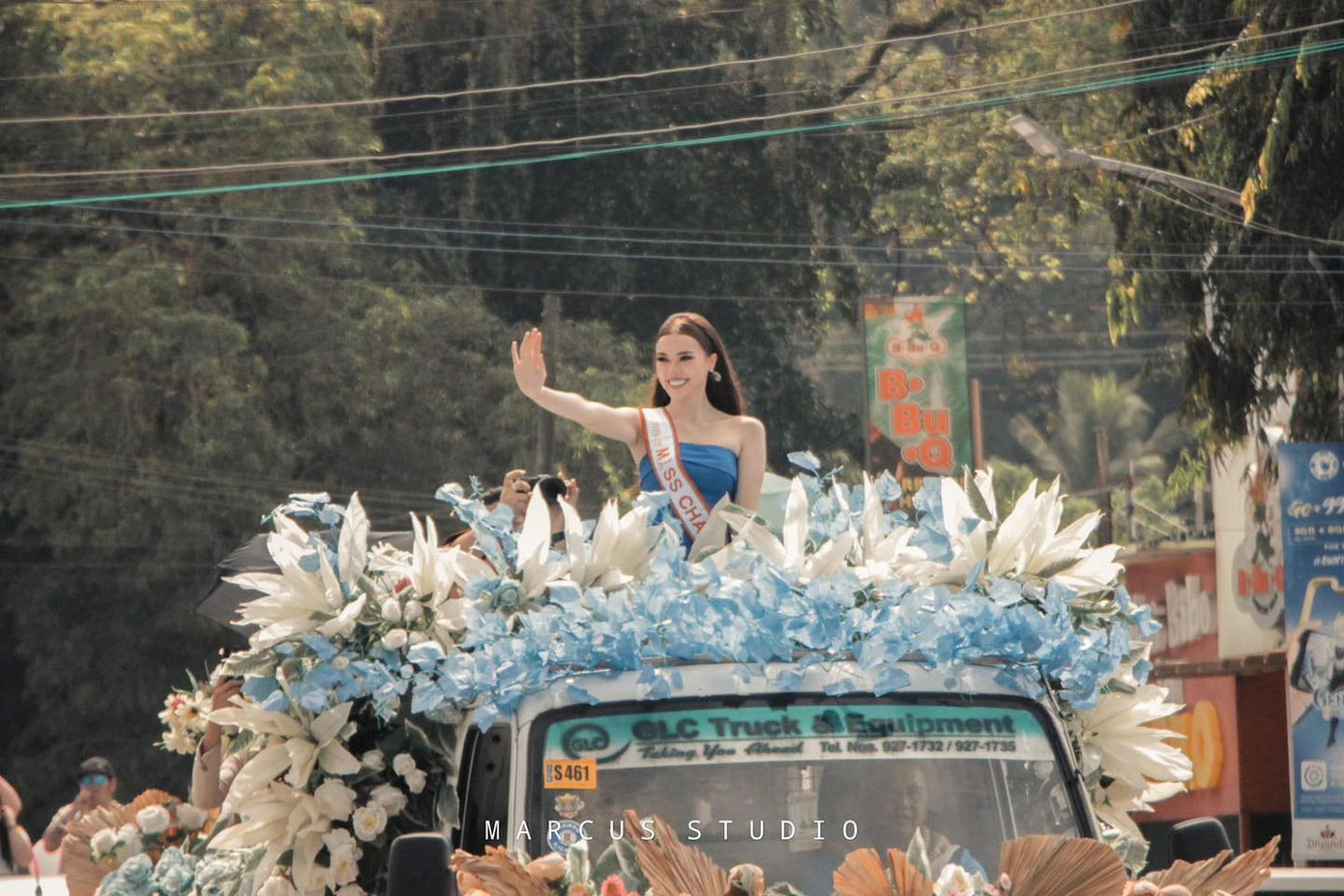 Ngày 13/3, chuyên trang sắc đẹp Pageantry News International đưa tin Á hậu 1 Miss Charm - Hoa hậu Sắc đẹp Quốc tế 2023 trở về quê nhà Iligan City trong sự chào đón nồng nhiệt của người dân nơi đây. Cô xuất hiện trên một chiếc xe hoa và diễu hành qua các tuyến phố lớn.