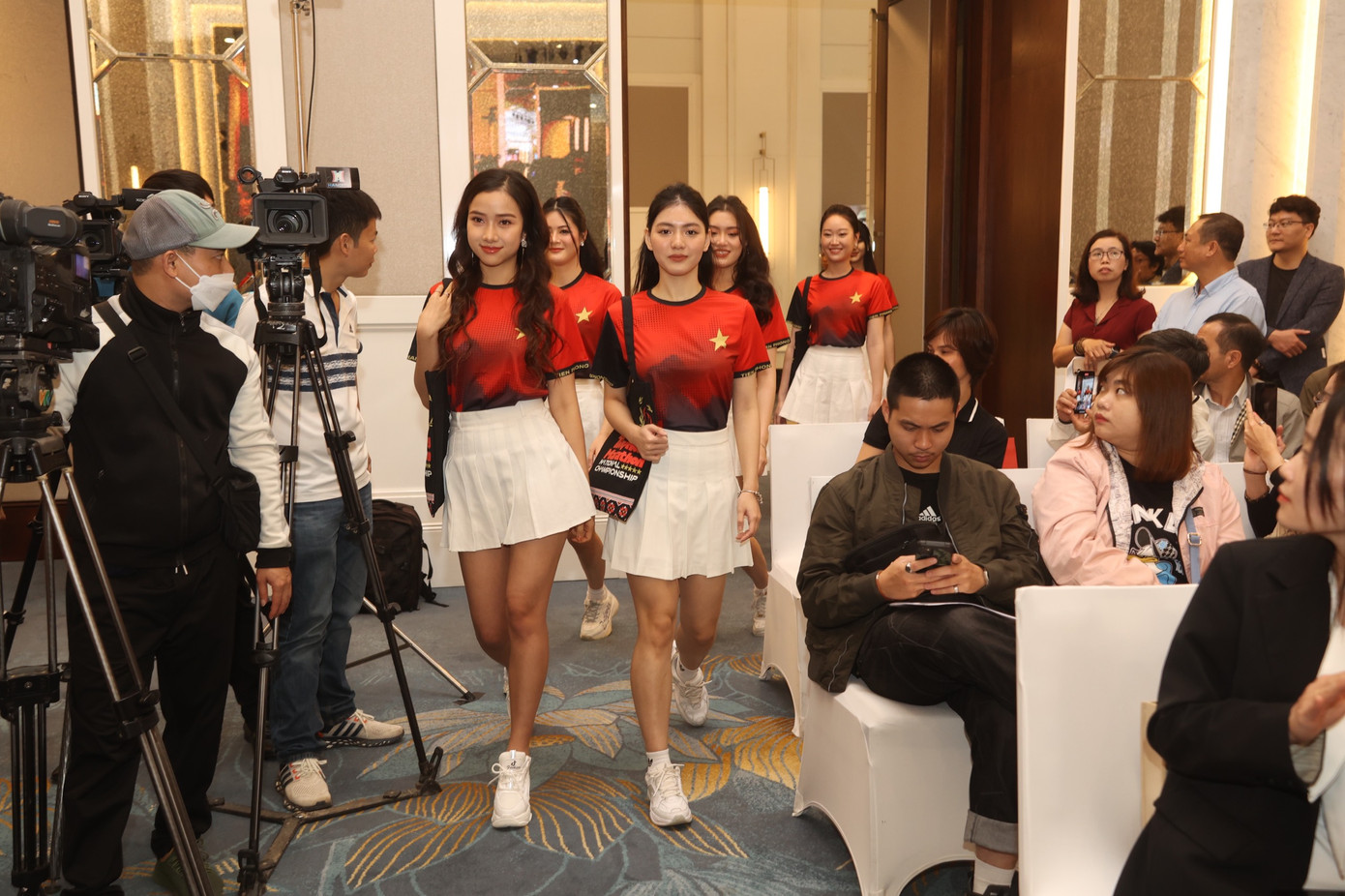 Các người đẹp xuất hiện đầy năng động, khoẻ khoắn trong bộ racekit của Tiền Phong Marathon 2023.