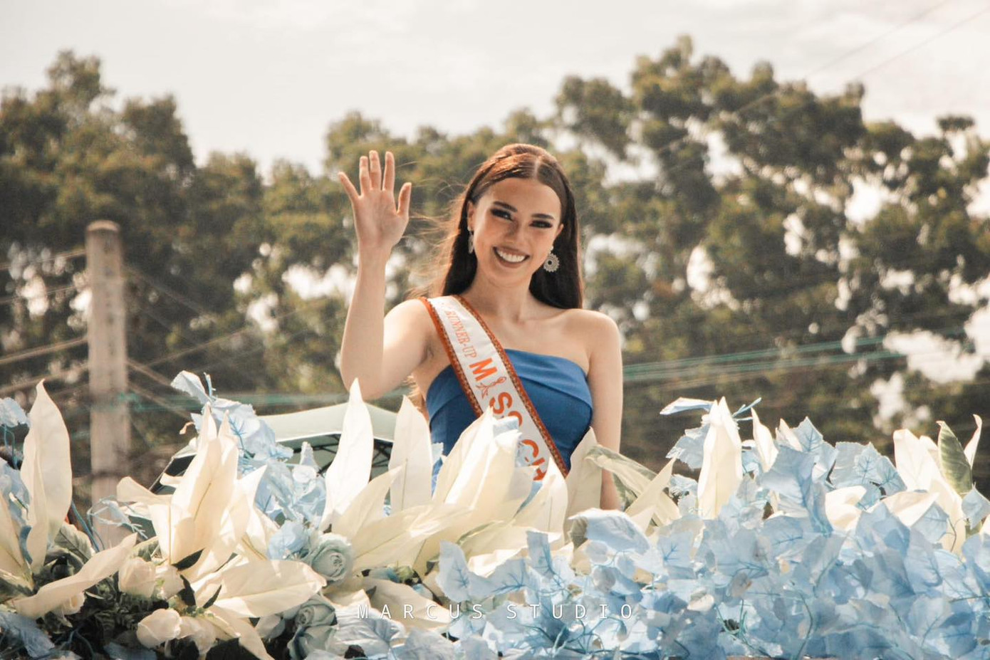 Ngày 13/3, chuyên trang sắc đẹp Pageantry News International đưa tin Á hậu 1 Miss Charm - Hoa hậu Sắc đẹp Quốc tế 2023 trở về quê nhà Iligan City trong sự chào đón nồng nhiệt của người dân nơi đây. Cô xuất hiện trên một chiếc xe hoa và diễu hành qua các tuyến phố lớn.