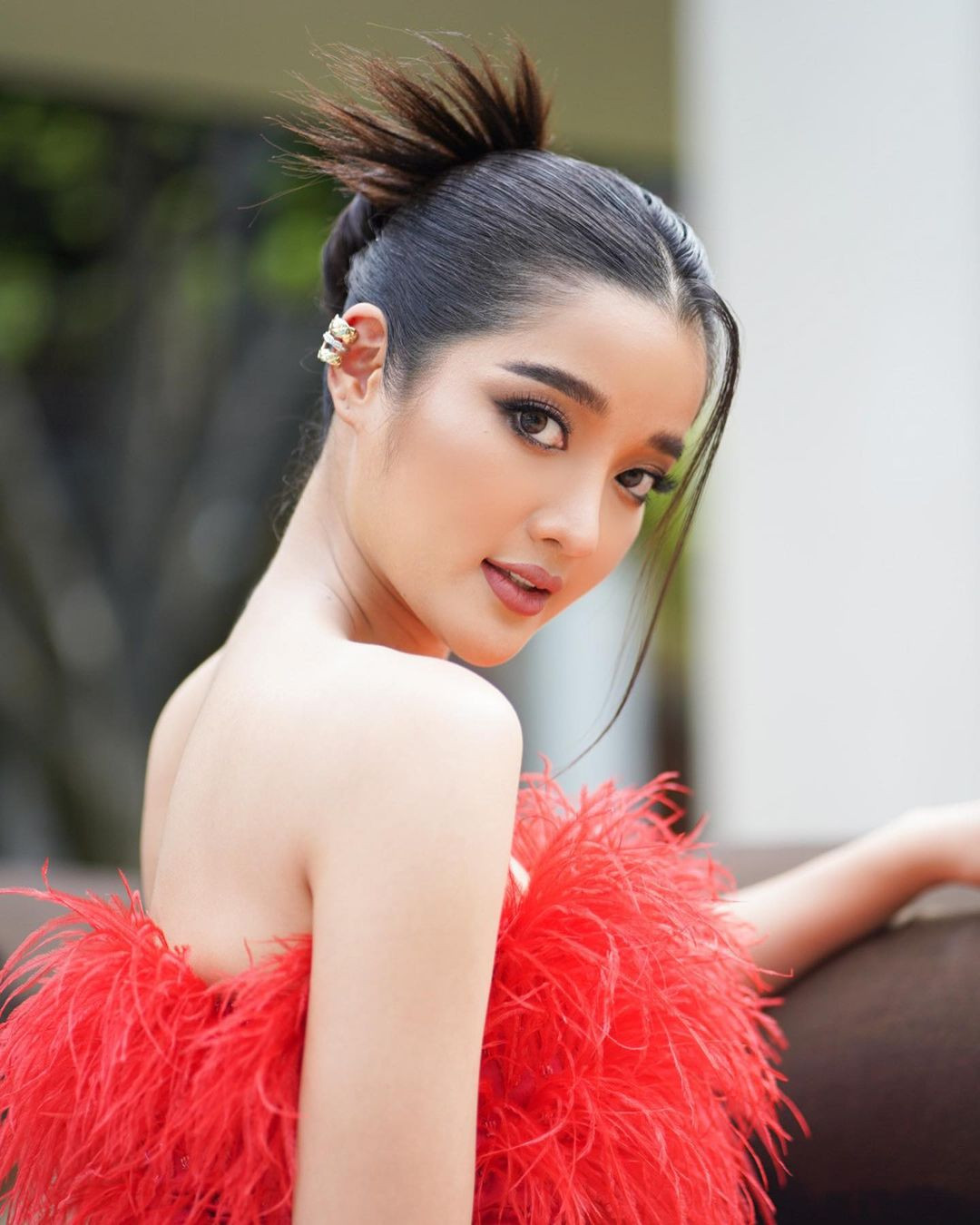 Ngoài đời, Chonnikarn Supittayaporn có phong cách thời trang giản dị, nữ tính, tuy nhiên cô được đánh giá lột xác đầy ấn tượng khi đi event hoặc đứng trên sân khấu. Chonnikarn Supittayaporn cũng là người đẹp mang dòng máu Thái 100% đăng quang cuộc thi Miss Thailand trong những năm gần đây.