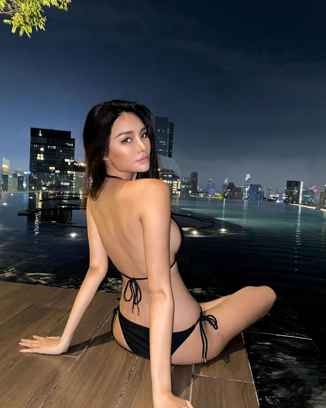 Mặc dù vậy, may mắn nhiều lần không mỉm cười với First Wang. Tại Hoa hậu Hoàn vũ Thái Lan 2019 cô vào top 5, trong khi đó tại cuộc thi Hoa hậu Hoàn vũ Thái Lan 2022 cô chỉ vào top 10. Sau 2 lần thất bại ở đấu trường Hoàn vũ, First Wang quyết định chuyển hướng, đăng ký dự thi Hoa hậu Siêu quốc gia Thái Lan 2022. Đây được xem là quyết định đúng đắn khi đương kim Hoa hậu Siêu quốc gia Thái Lan là người đẹp Praewwanich Ruangthong cũng từng nhiều lần thất bại ở Hoa hậu Hoàn vũ Thái Lan trước khi đăng quang.