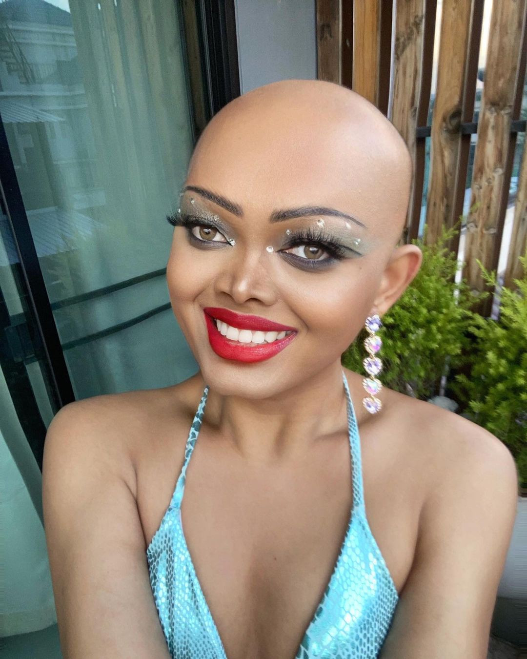 Maeya Sunsun là người đẹp chuyển giới với ngoại hình khác biệt. Cô cạo trọc đầu và thường trang điểm đậm mỗi khi xuất hiện. Ở Thái Lan, Maeya Sunsun được coi là "bản sao" của Happy Polla - hiện tượng mạng nổi tiếng một thời. Trên các diễn đàn sắc đẹp, khán giả tranh luận sôi nổi về việc Maeya Sunsun đăng quang Hoa hậu. Nhiều người chỉ trích ngoại hình của cô, trong khi đó nhiều khán giả cho rằng Maeya Sunsun đáp ứng đủ tiêu chí cuộc thi nên việc cô đăng quang là xứng đáng.