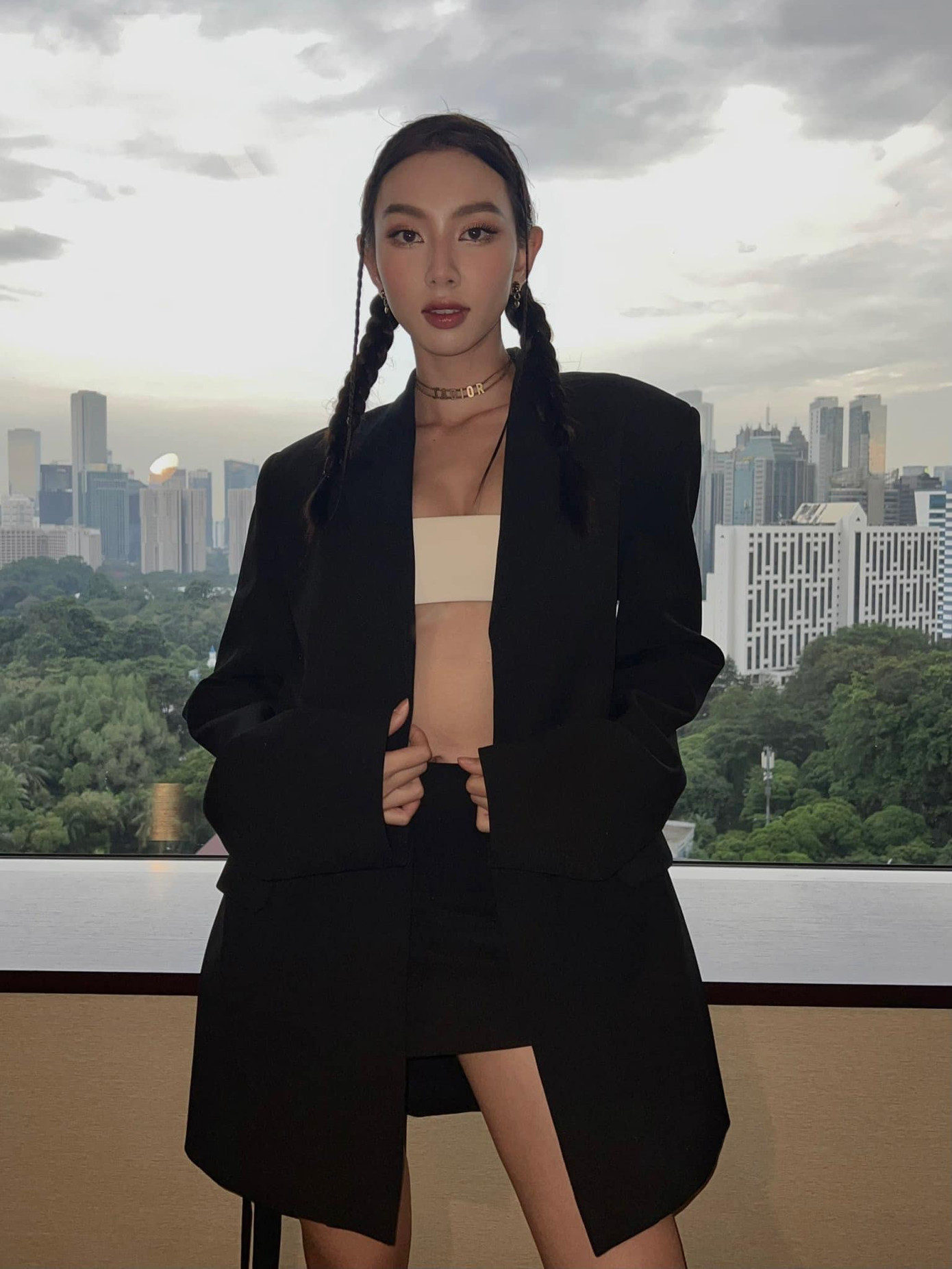 Phong cách cá tính của Thùy Tiên khi dự sự kiện ở Indonesia.