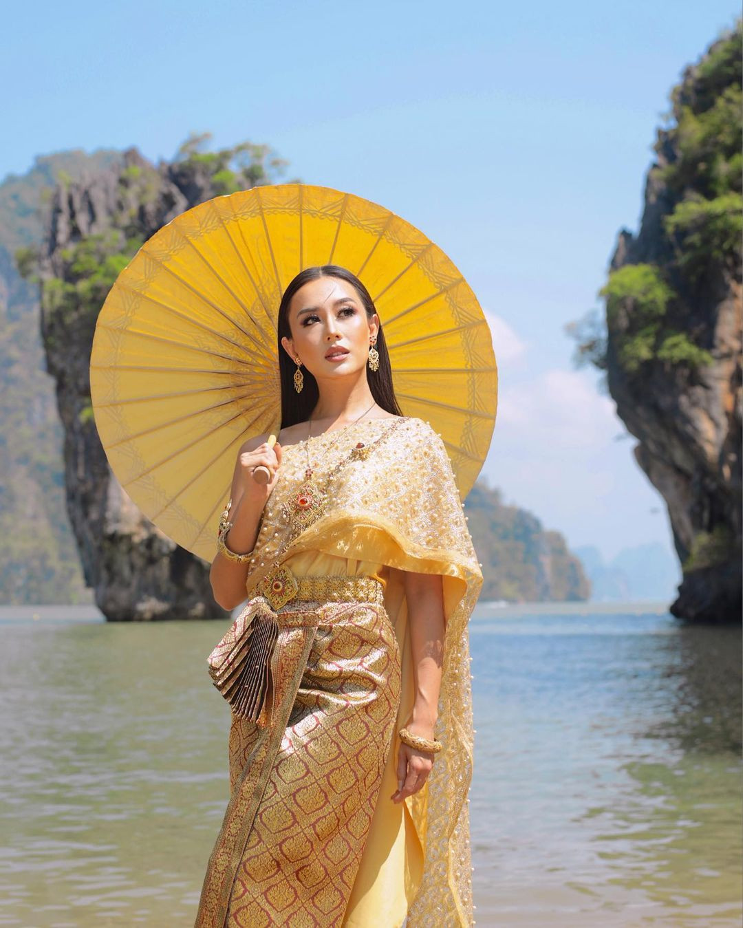 Olivia Tan đang phát triển sự nghiệp như một nhà sáng tạo nội dung về chủ đề du lịch để chia sẻ với khán giả trên trang cá nhân có hơn 100.000 người theo dõi. Trước đó, người đẹp cũng chia sẻ niềm đam mê du lịch và từng đi nhiều nơi trên thế giới.