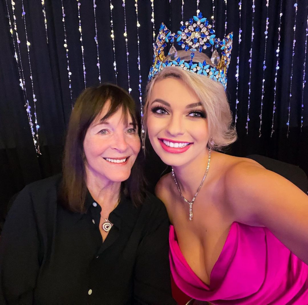 Ngay sau khi đăng quang, Karolina Bielawska cùng bà Julia Morley - chủ tịch Miss World bận rộn với nhiều chuyến công tác tới khắp nơi trên thế giới. Karolina Bielawska được đánh giá là một trong những hoa hậu đi tới nhiều quốc gia nhất trong nhiệm kỳ. Karolina Bielawska từng tới Anh, Mexico, Ecuador, Việt Nam, Côte d’Ivoire và nhiều quốc gia khác.