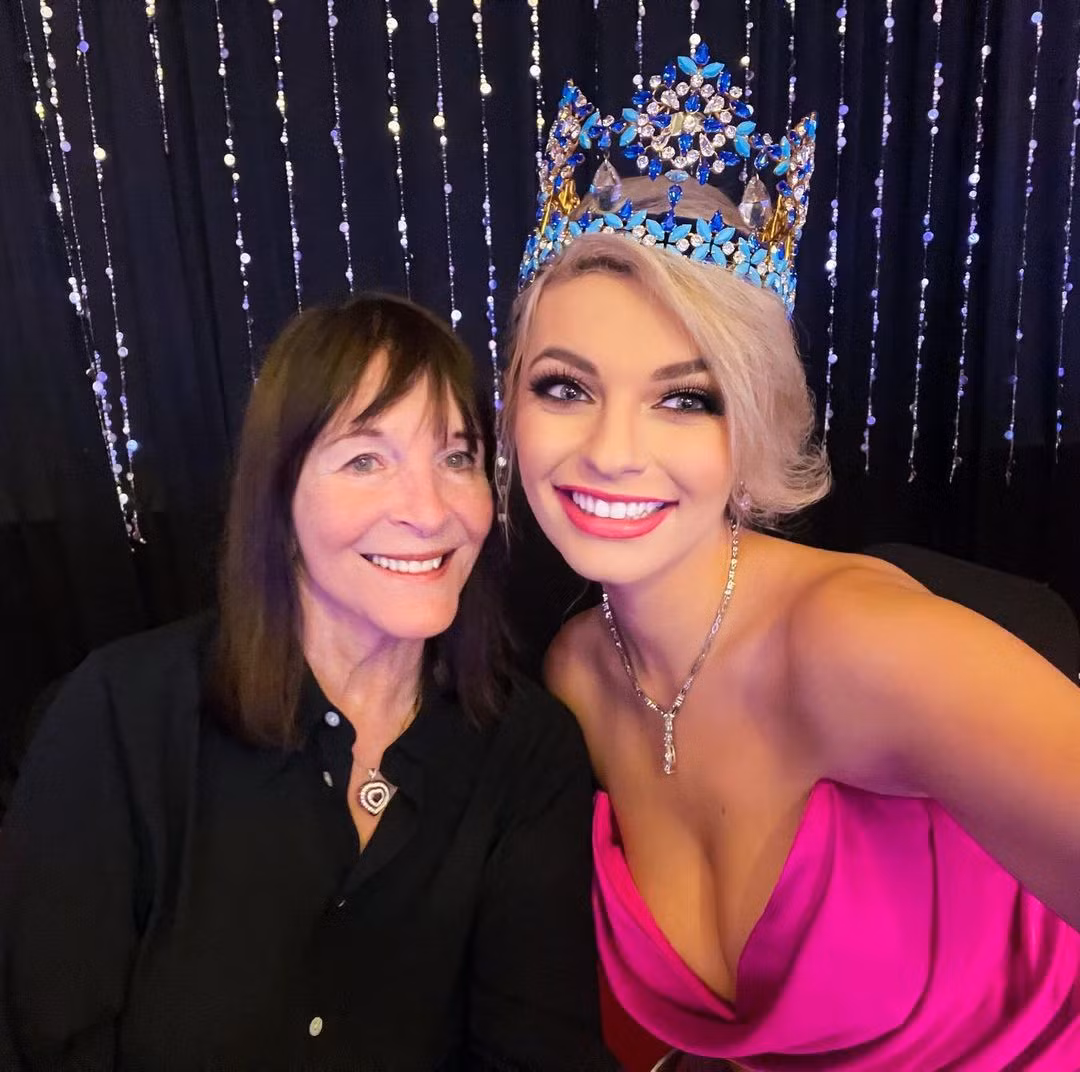 Ngay sau khi đăng quang, Karolina Bielawska cùng bà Julia Morley - chủ tịch Miss World bận rộn với nhiều chuyến công tác tới khắp nơi trên thế giới. Karolina Bielawska được đánh giá là một trong những hoa hậu đi tới nhiều quốc gia nhất trong nhiệm kỳ. Karolina Bielawska từng tới Anh, Mexico, Ecuador, Việt Nam, Côte d’Ivoire và nhiều quốc gia khác.