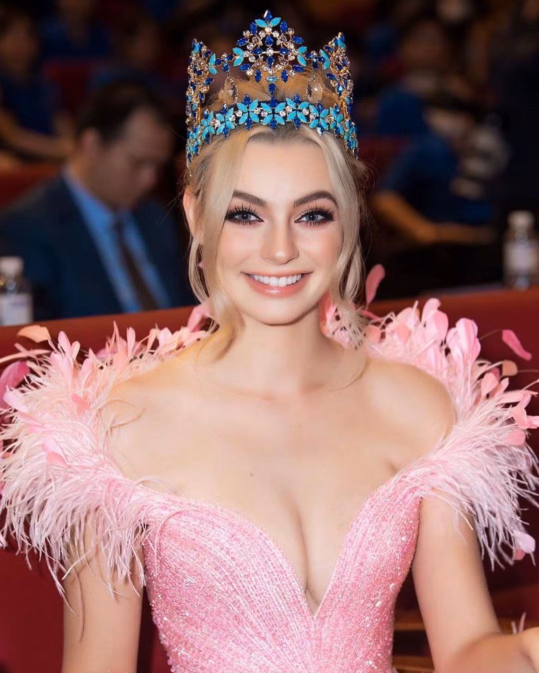 Tháng 7/2022, Karolina Bielawska sang Việt Nam để tham dự đêm chung kết Miss World Vietnam 2022. Cô có dịp hội ngộ người bạn cũ là Hoa hậu Đỗ Thị Hà và Hoa hậu Thế giới Việt Nam 2019 Lương Thùy Linh. Đây cũng là lần đầu Karolina Bielawska tới Việt Nam.