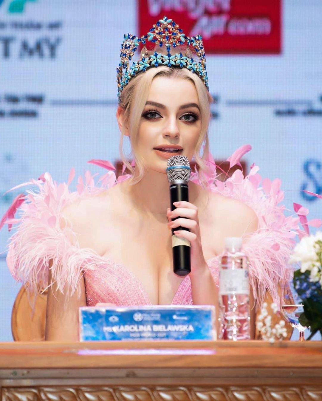 Tháng 7/2022, Karolina Bielawska sang Việt Nam để tham dự đêm chung kết Miss World Vietnam 2022. Cô có dịp hội ngộ người bạn cũ là Hoa hậu Đỗ Thị Hà và Hoa hậu Thế giới Việt Nam 2019 Lương Thùy Linh. Đây cũng là lần đầu Karolina Bielawska tới Việt Nam.