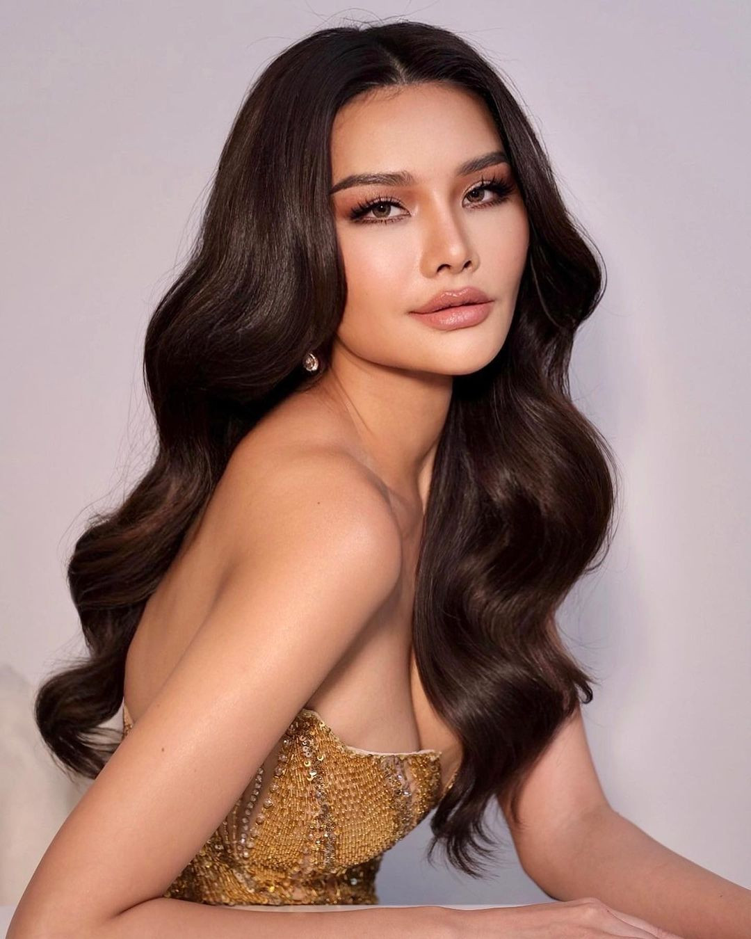 Việc người đẹp 28 tuổi tiếp tục đăng ký dự thi sắc đẹp sau thất bại tại cuộc thi Hoa hậu Hoàn vũ Thái Lan 2022 khiến nhiều người bất ngờ. Khán giả Thái Lan đặt cho First Wang (Patraporn Wang) biệt danh "cô gái dành cả thanh xuân để đi thi hoa hậu".