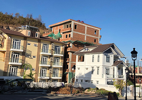 Chính thức 'cắt ngọn' hàng loạt biệt thự xây trái phép ở Nha Trang ảnh 2