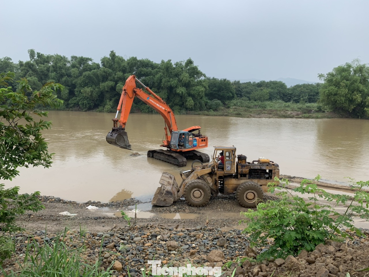 Bất chấp lệnh cấm, ngang nhiên múc cát sỏi giữa sông Dinh ảnh 2