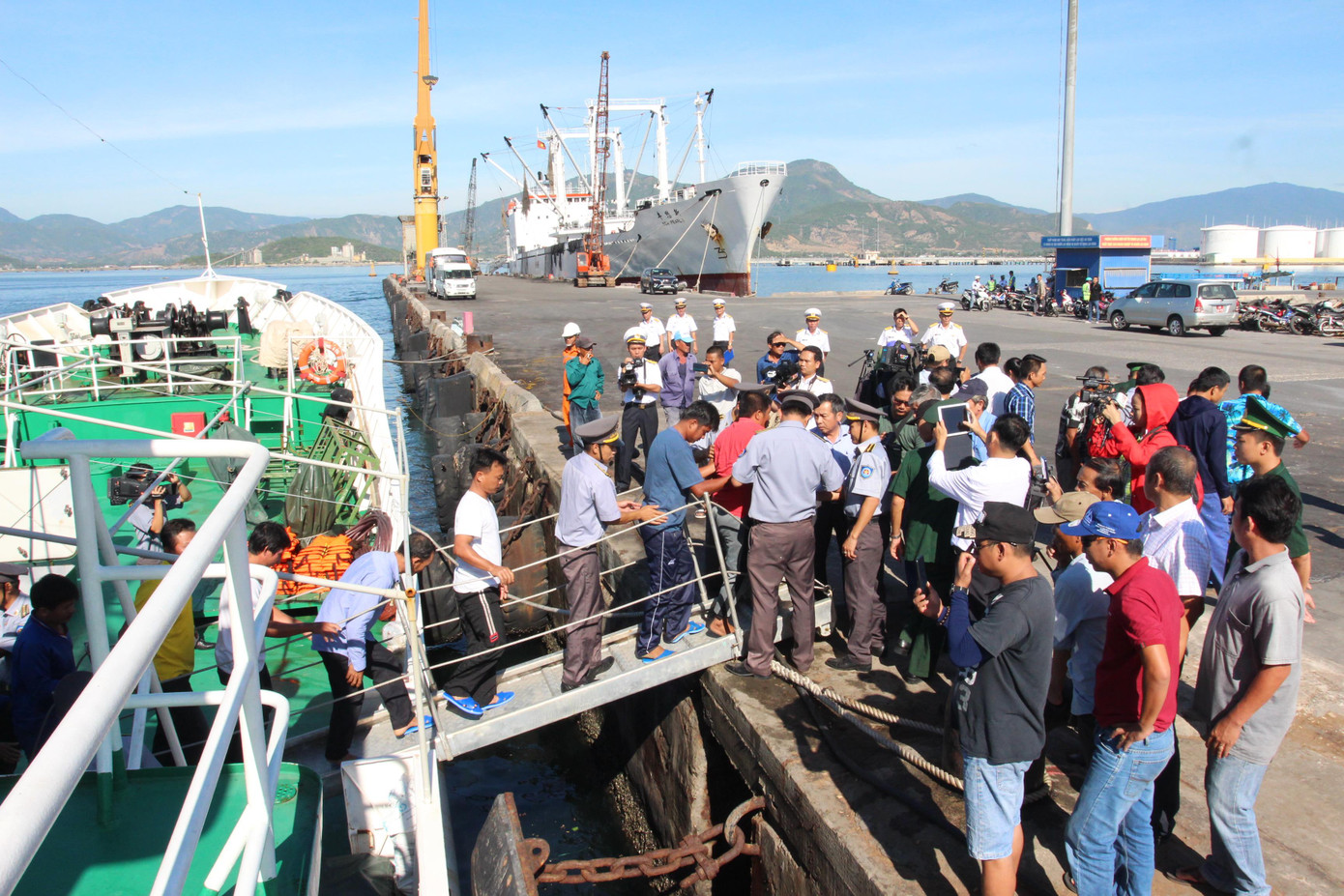 41 ngư dân lênh đênh hơn một ngày ở Trường Sa được đưa vào bờ an toàn ảnh 3