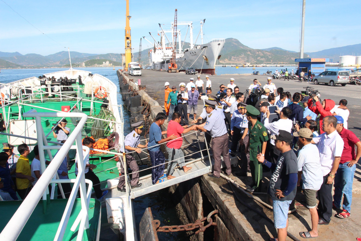 41 ngư dân lênh đênh hơn một ngày ở Trường Sa được đưa vào bờ an toàn ảnh 2