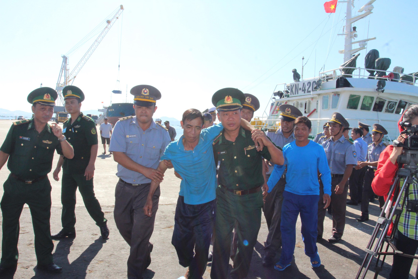 41 ngư dân lênh đênh hơn một ngày ở Trường Sa được đưa vào bờ an toàn ảnh 1