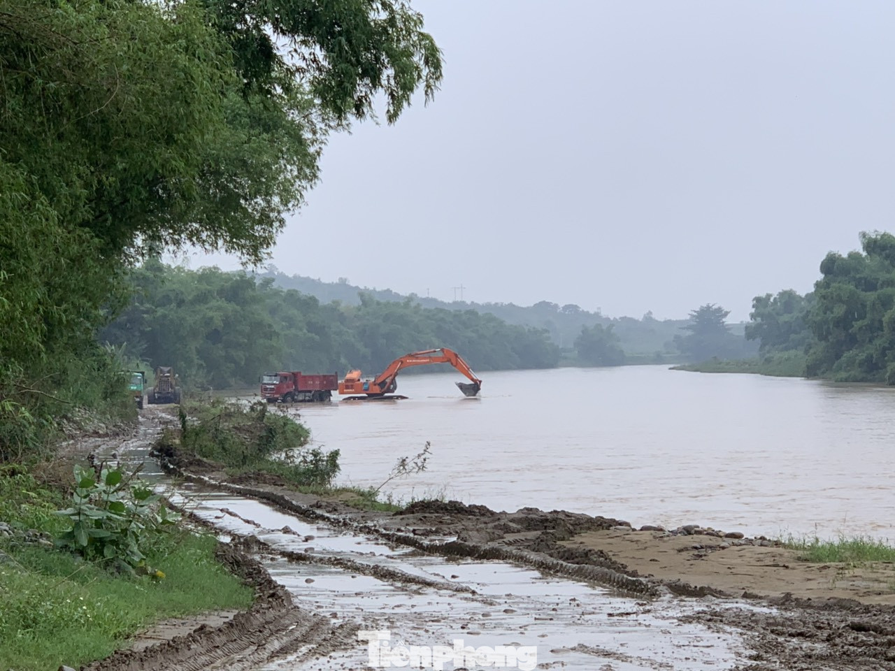 Bất chấp lệnh cấm, ngang nhiên múc cát sỏi giữa sông Dinh ảnh 1