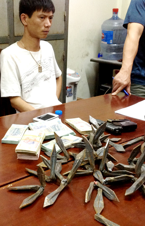 Tú "khỉ" cùng tang vật. Tú