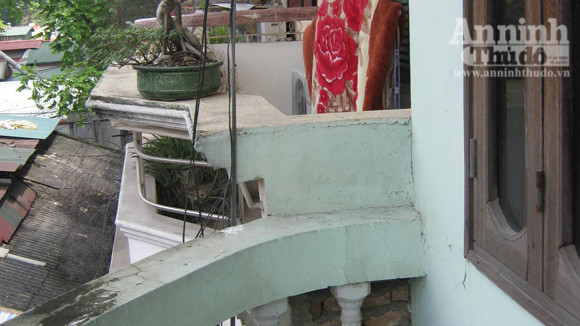 Ban công tầng 3 nhà hàng xóm sát nhà Tùng, nơi vợ chồng hung thủ phải đi nhờ vì sợ côn đồ đe dọa đòi nhà