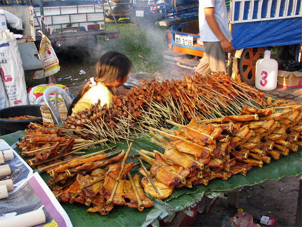 Món gà nướng Savanakhet thơm nức mũi níu chân du khách