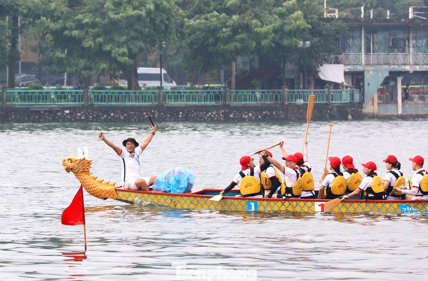 Một đội đua ăn mừng khi cán đích