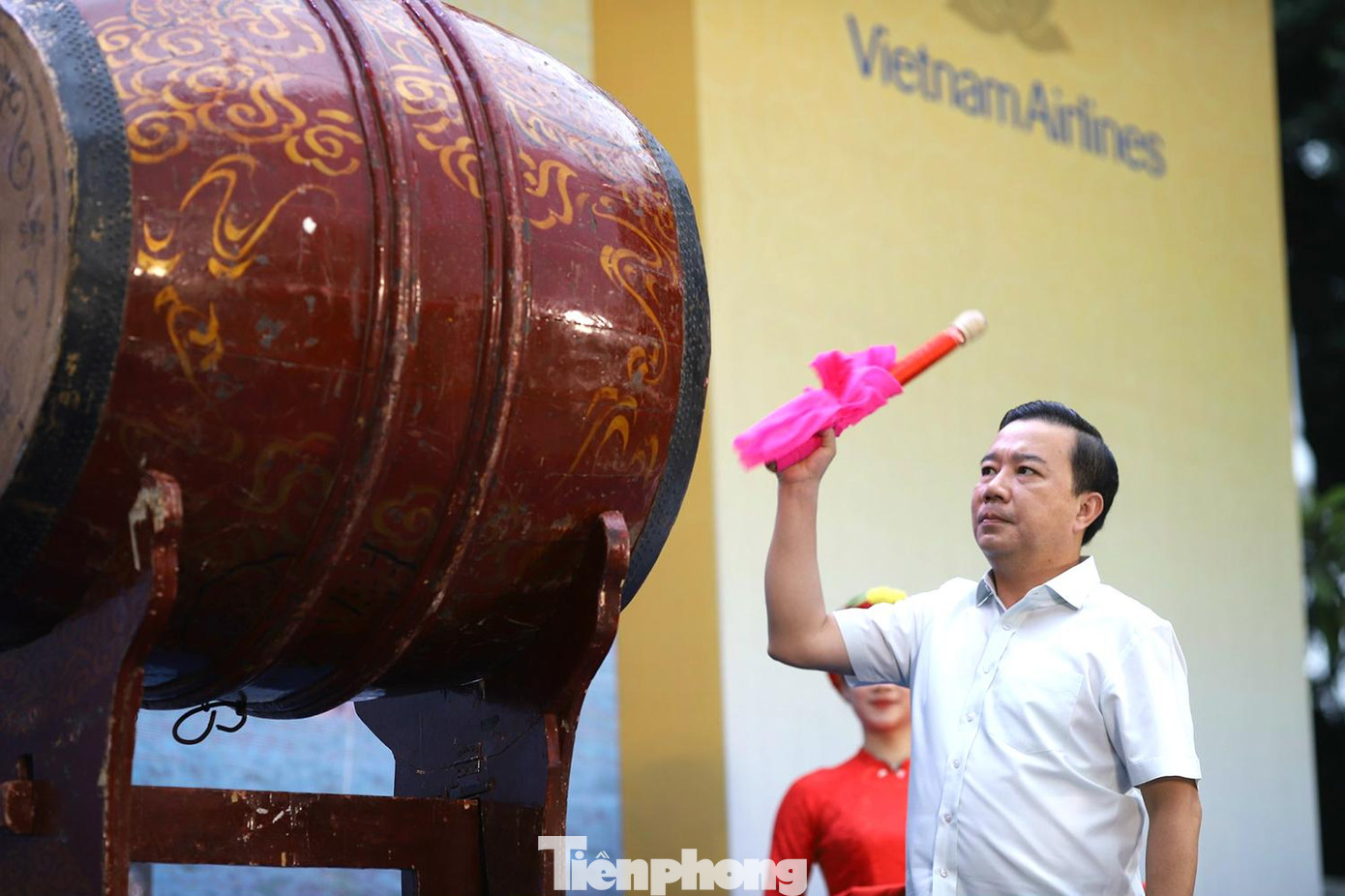 Phó Chủ tịch UBND TP Hà Nội Chử Xuân Dũng đánh trống khai mạc giải.