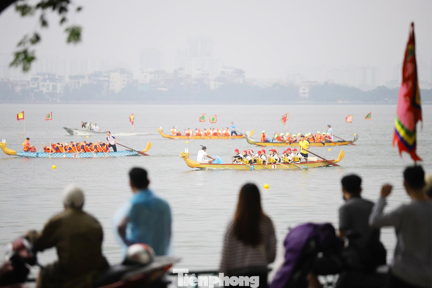 Người dân háo hức xem Lễ hội đua thuyền.
