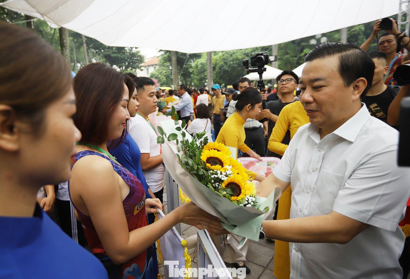 Phó Chủ tịch UBND TP Hà Nội Chử Xuân Dũng tặng hoa cho các đội tham gia thi đấu.