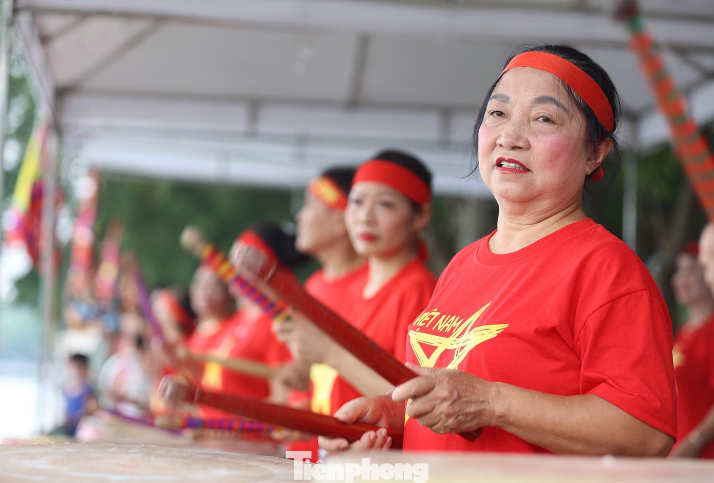 Các cổ động viên đánh trống cổ vũ các đội đua.