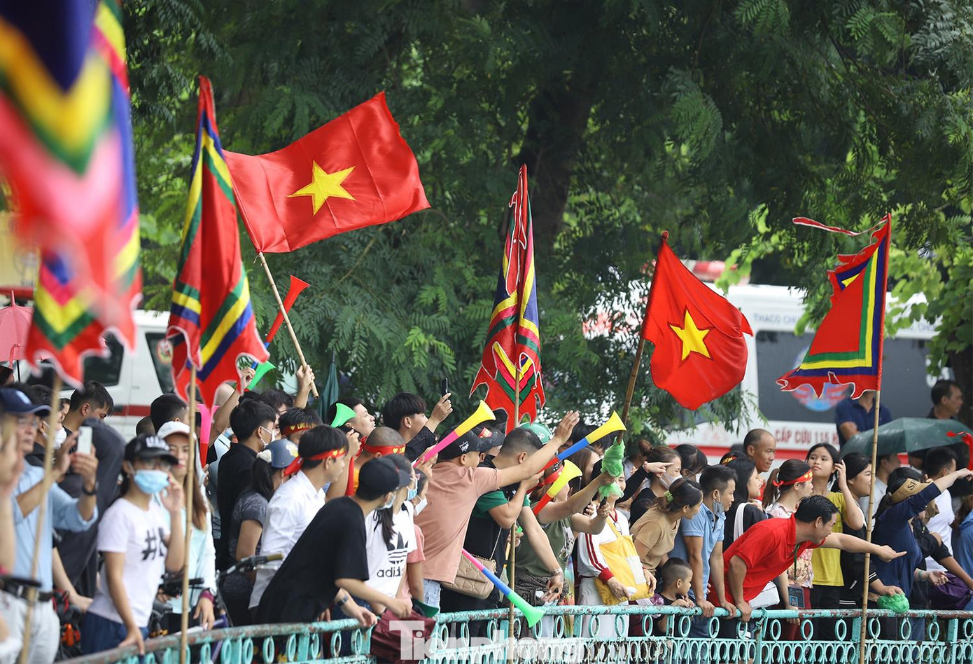 Hàng nghìn người vây kín dọc đường Thanh Niên – phố Nguyễn Đình Thi, quận Tây Hồ để xem màn thi đấu đua thuyền sôi nổi.