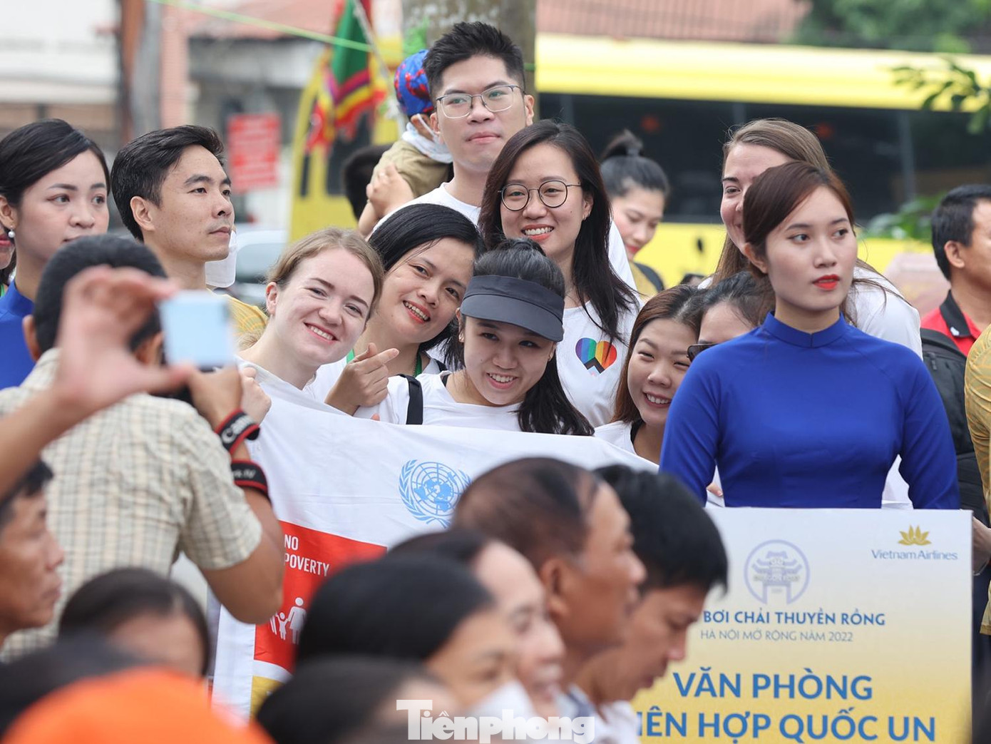 Tham dự giải đấu có trên 500 vận động viên của 36 đội thuyền nam nữ thuộc 30 đơn vị, gồm: 6 quận, huyện của thành phố Hà Nội; 8 tỉnh, thành phố; 8 câu lạc bộ, doanh nghiệp, tổ chức trong nước; 3 đại sứ quán; 3 tổ chức quốc tế tại Hà Nội; 2 hội cựu du học sinh trên địa bàn Thủ đô.