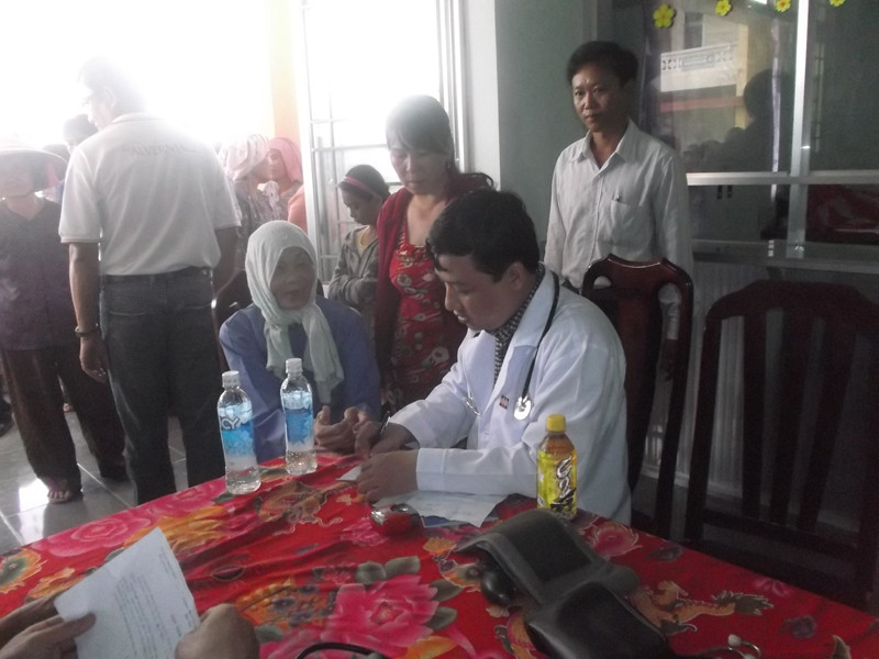 BS Lê Đức Định Miên đang khám bệnh cho người dân