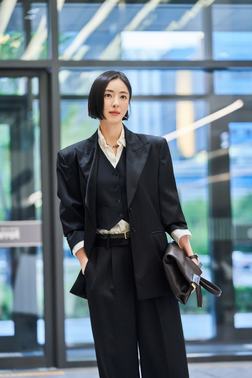 Một trong những nhân vật gây ấn tượng trong phim là Jeon Na Rae do Lee Da Hee thủ vai. Trong Bảo hiểm ly hôn, Jeon Na Rae là nhà toán học tài chính chỉ nhìn thế giới từ góc độ đầu tư. Cô là cấp trên kiêm vợ cũ đầu tiên của nam chính Noh Ki Jun (Lee Dong Wook), chuyên gia bảo hiểm ly hôn ba lần. Ngoài vẻ ngoài xinh đẹp, phong cách thời trang ấn tượng, Jeon Na Rae còn ghi điểm bởi tính cách tự tin, phóng khoáng nhưng cũng kỳ lạ và ngờ nghệch.