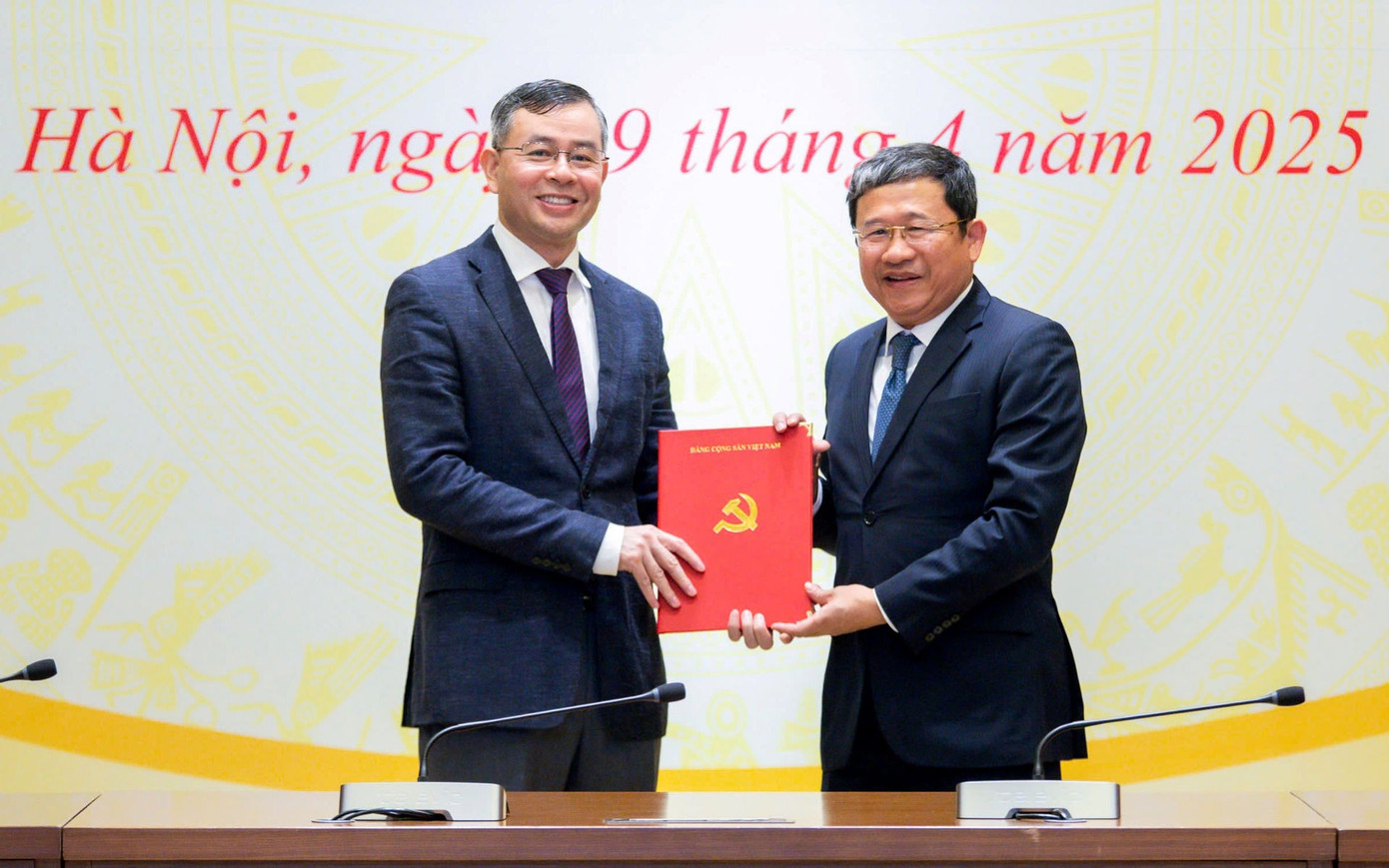 Phó Bí thư chuyên trách Đảng ủy Quốc hội Vũ Hải Hà trao Quyết định của Bộ Chính trị chỉ định Chủ nhiệm Ủy ban Kiểm tra Đảng ủy Quốc hội đối với đồng chí Ngô Văn Tuấn.