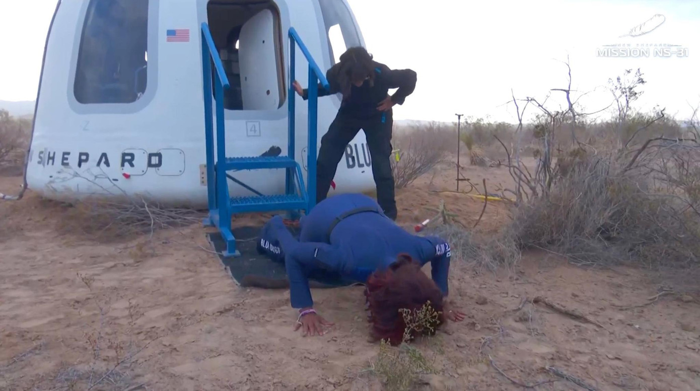 Katy Perry và Gayle King hôn mặt đất sau trải nghiệm khó quên. Ảnh: Getty Images/Blue Origin.