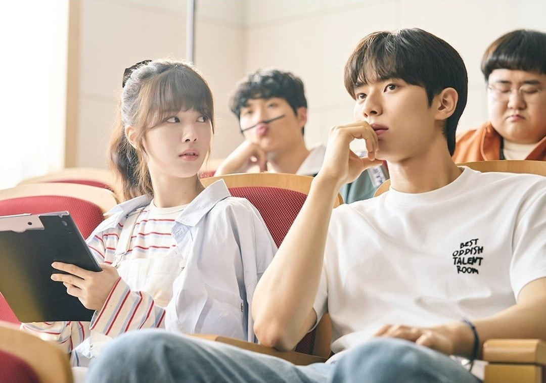 Dàn sao ít tên tuổi và cốt truyện lỗi thời khiến chuyện tình đại học trong Crushology 101 không thu hút được người xem.