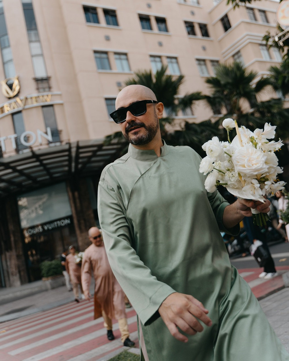 Đoàn rước dâu hào hứng khi đi tàu điện và xe buýt 2 tầng