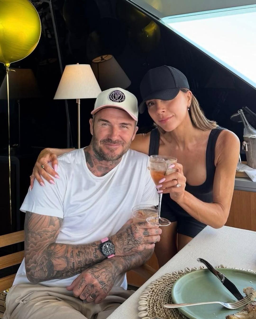 Victoria Beckham dùng bữa cùng gia đình trên du thuyền vào ngày sinh nhật. Ảnh: IG.