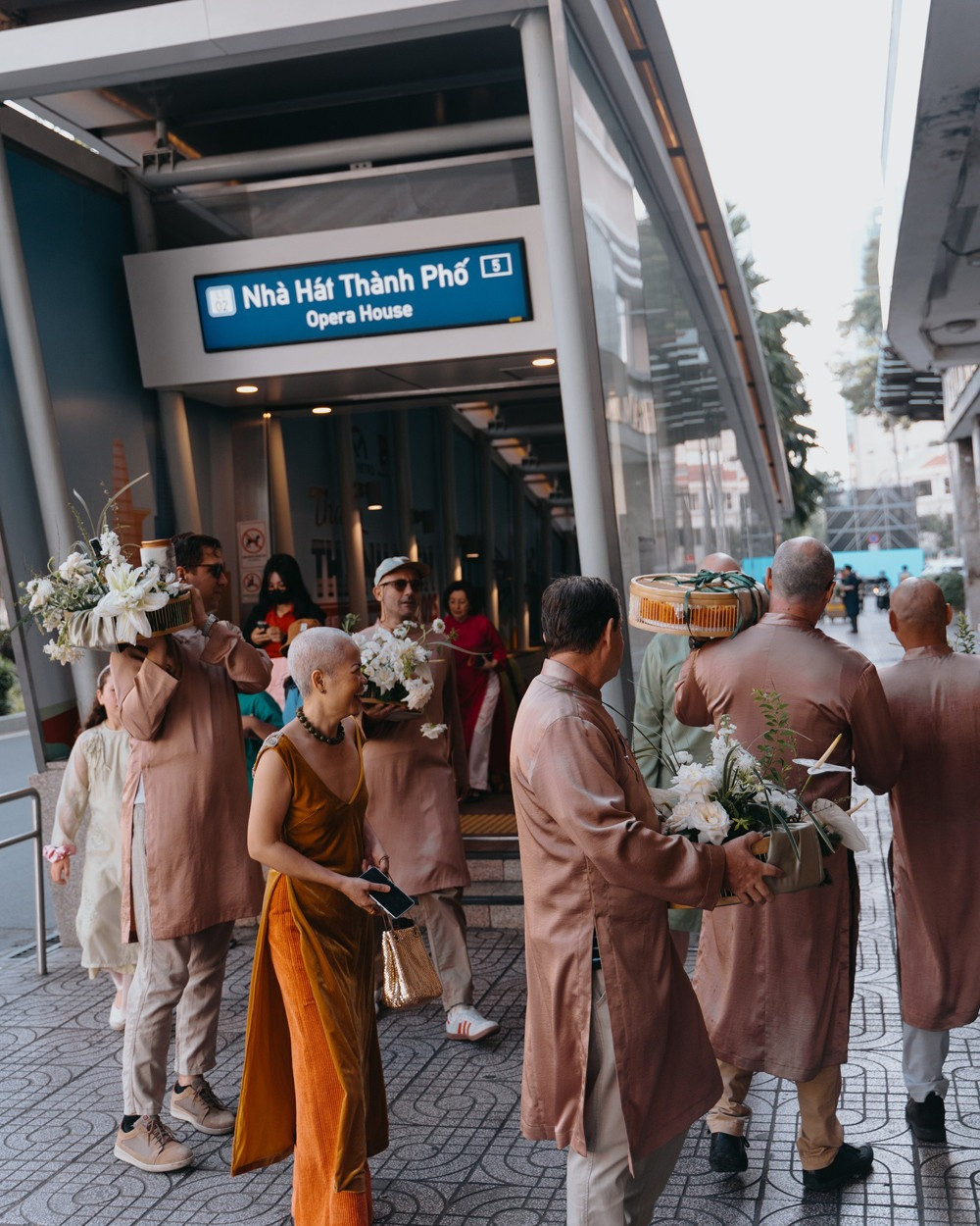 Đoàn rước dâu hào hứng khi đi tàu điện và xe buýt 2 tầng