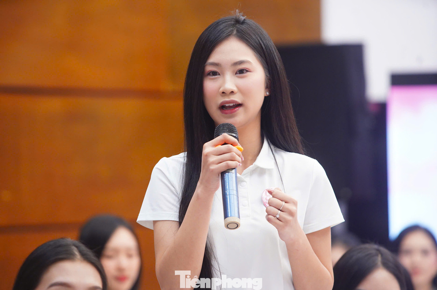 Nhà báo Phùng Công Sưởng là người chủ trì giải đáp các thắc mắc từ thí sinh. Nhà báo Phùng Công Sưởng là người chủ trì giải đáp các thắc mắc từ thí sinh.