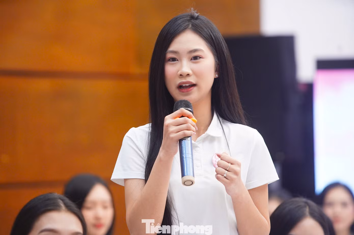 Nhà báo Phùng Công Sưởng là người chủ trì giải đáp các thắc mắc từ thí sinh.
