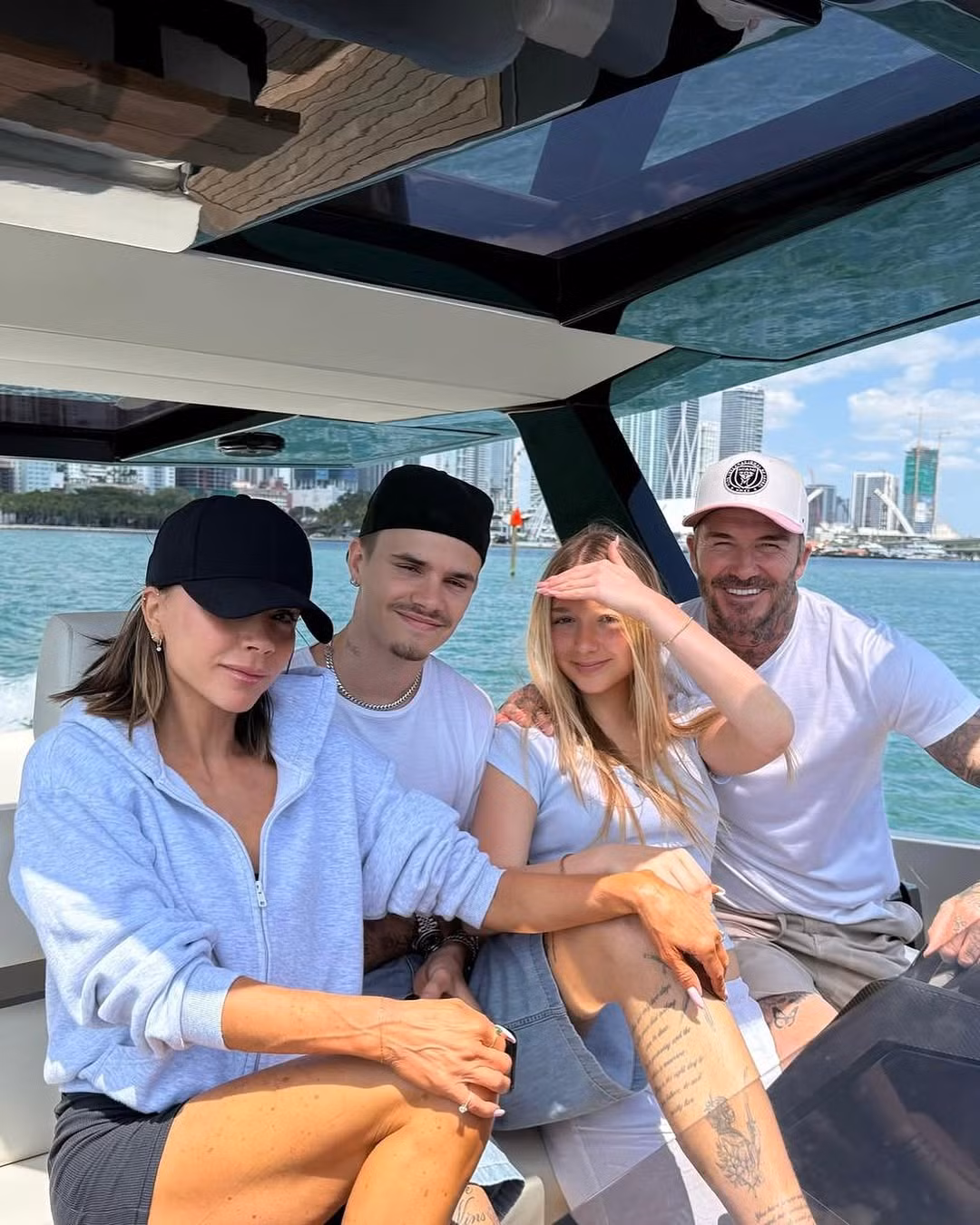 Victoria Beckham dùng bữa cùng gia đình trên du thuyền vào ngày sinh nhật. Ảnh: IG. Victoria Beckham dùng bữa cùng gia đình trên du thuyền vào ngày sinh nhật. Ảnh: IG.