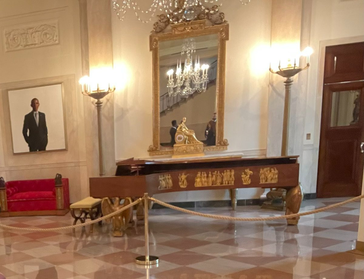 Tranh về ông Obama được chuyển đến vị trí ít trung tâm hơn nhưng vẫn nổi bật. Ảnh: X.