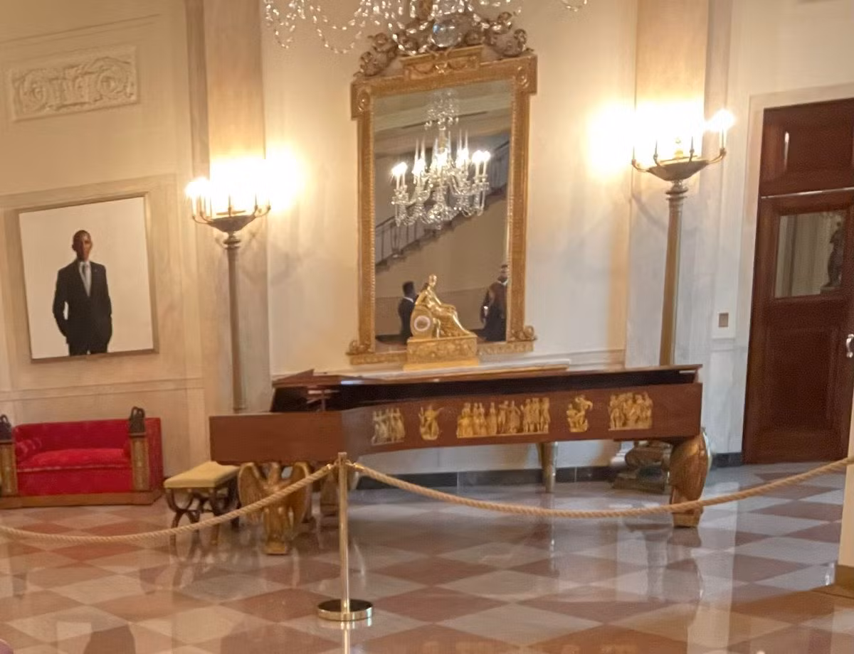 Tranh về ông Obama được chuyển đến vị trí ít trung tâm hơn nhưng vẫn nổi bật. Ảnh: X.