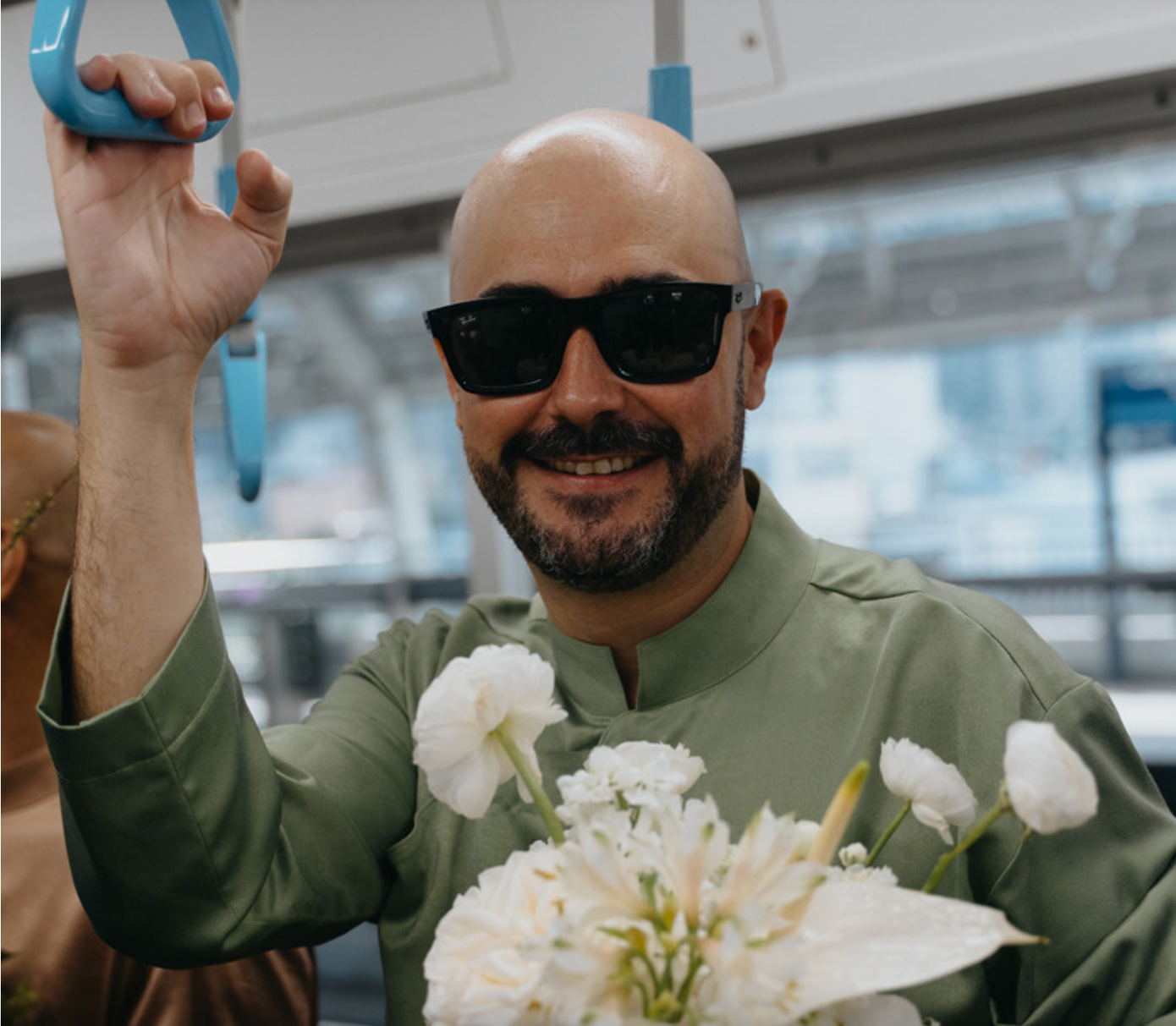 Chú rể và đoàn nhà trai có trải nghiệm thú vị khi đón dâu bằng tàu điện