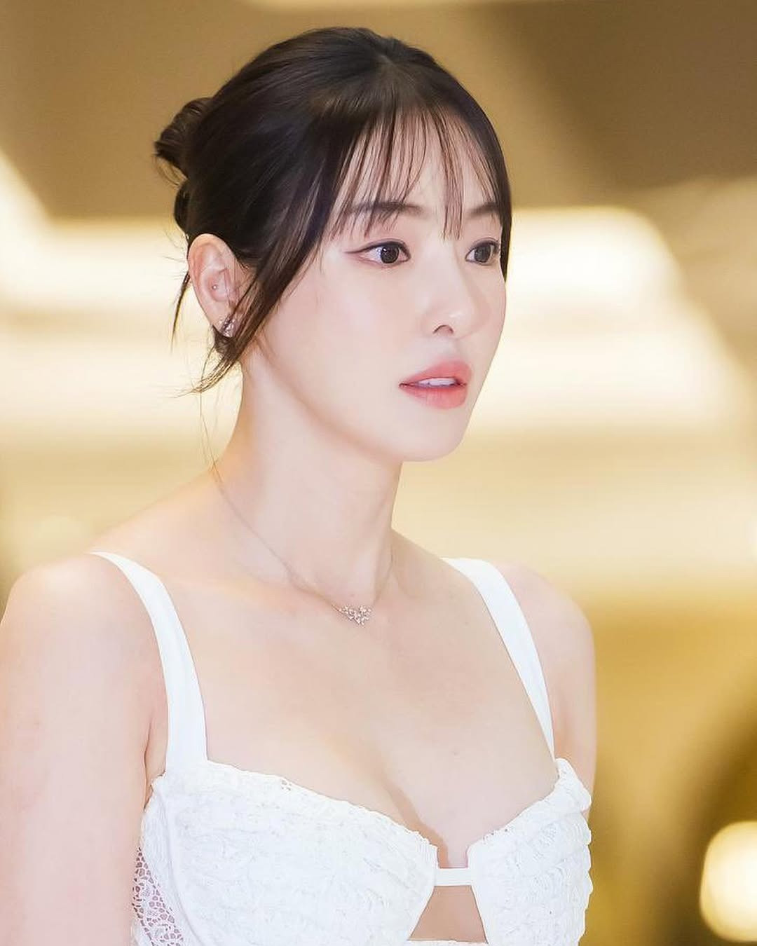 Dù chỉ đóng vai nữ thứ, Lee Da Hee được đánh giá nổi bật hơn nữ chính do Lee Joo Bin đảm nhận, từ ngoại hình đến khí chất. Chưa kể đâu xa, chỉ riêng chiều cao 1,76 m đã áp đảo đàn em kém 4 tuổi (cao 1,63 m).