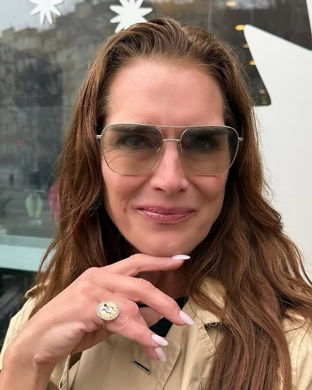 Phải mất một thời gian dài, Brooke Shields có thể tự tin và thoải mái với nhan sắc trời cho. Ảnh: Getty Images/IG. Phải mất một thời gian dài, Brooke Shields có thể tự tin và thoải mái với nhan sắc trời cho. Ảnh: Getty Images/IG.